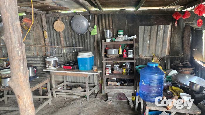 Căn nhà cũ xuống cấp, điều kiện sinh hoạt còn nhiều khó khăn của gia đình ông Trần Quốc Dũng trước khi được hỗ trợ xây dựng nhà mới.