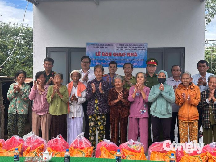 Đại diện các cơ quan, đơn vị trao quà cho các hộ có hoàn cảnh khó khăn tại xã Hàm Thuận Bắc.