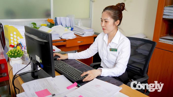 Bà Nguyễn Thị Thúy An - Bí thư Chi đoàn, Thư ký TAND khu vực 1 - Tây Ninh say mê trên bàn làm việc.