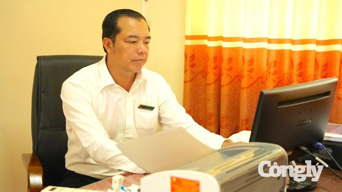 Phó Chánh án TAND Khu vực 5 - Tây Ninh Diệp Song Tiền hăng say làm việc.