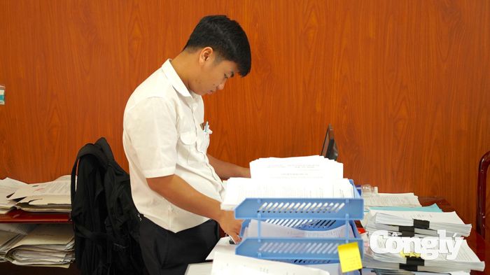 Ông Phan Văn Cương, Thư ký TAND khu vực 5 - Tây Ninh tranh thủ thời gian nghỉ trưa sắp xếp các hồ sơ.