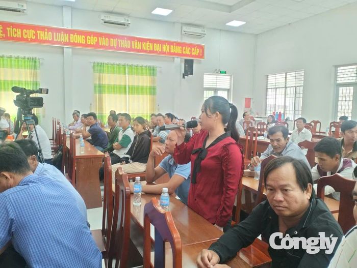 Người dân đặt các câu hỏi liên quan công tác chống IUU tại buổi tọa đàm