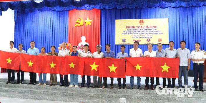 Ban tổ chức trao 10 suất quà bằng tiền mặt, mỗi suất 1 triệu đồng cho ngư dân có hoàn cảnh khó khăn; trao 10 suất quà và 200 lá cờ Tổ quốc cho bà con ngư dân xã Đông Hải