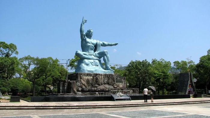 Tượng đài công viên Hòa Bình Nagasaki. Ảnh: Chris Gladis/ Fickr