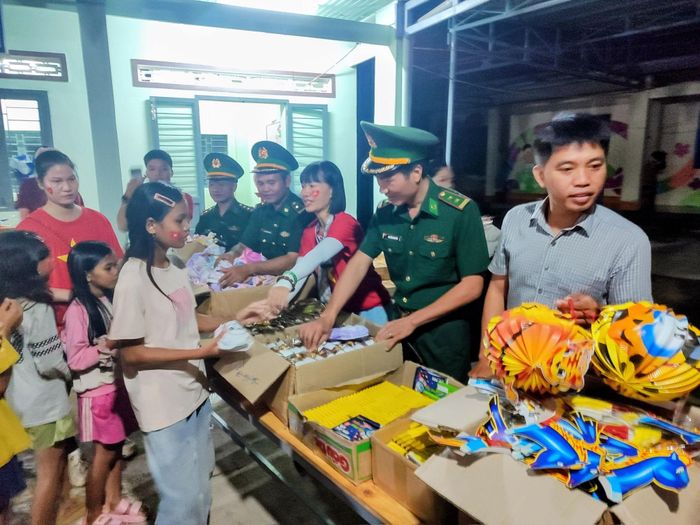 Chương trình vui Tết Trung thu cho thiếu nhi tại Buôn Đrang Phốk, xã Buôn Đôn.