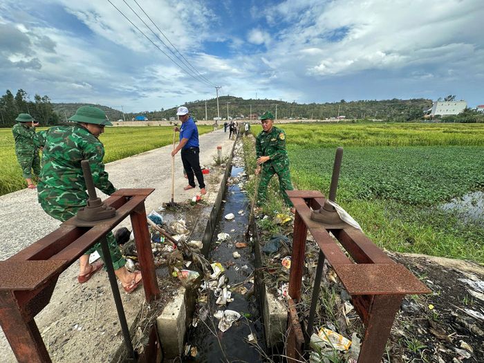 Tổ chức ra quân khơi thông kênh mương, dọn dẹp vệ sinh môi trường tại khu vực thôn Phú Hội, xã Tuy An Đông.