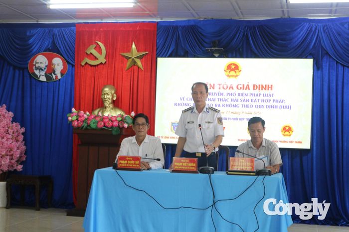 Đại tá Phạm Viết Huân, Trưởng phòng Pháp luật Bộ Tư lệnh Vùng Cảnh sát biển 4 giải đáp câu hỏi cho ngư dân tại chương trình