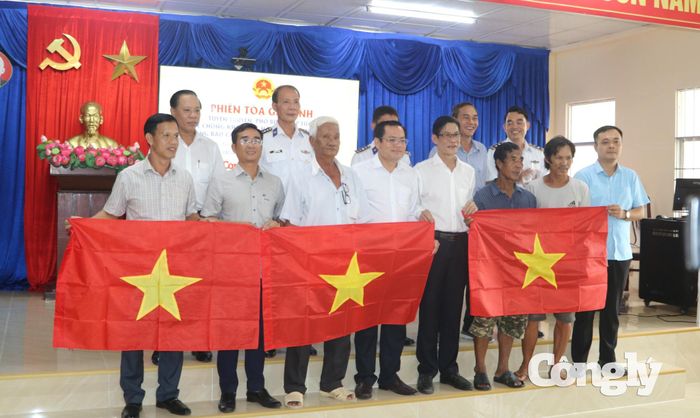 Ban tổ chức trao 10 suất quà bằng tiền mặt, mỗi suất 1 triệu đồng cho ngư dân có hoàn cảnh khó khăn; trao 10 suất quà và 200 lá cờ Tổ quốc cho ngư dân phường Hiệp Thành