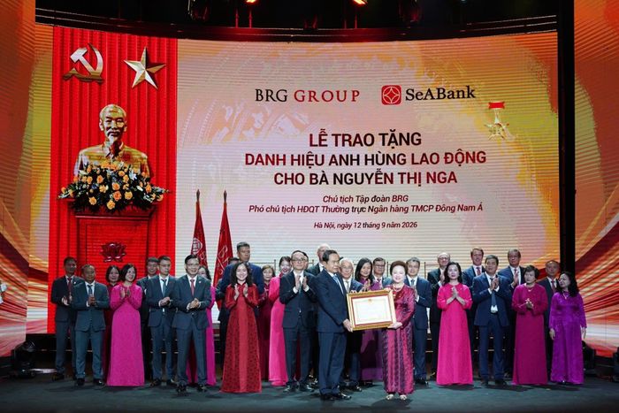 Chủ tịch Quốc hội Trần Thanh Mẫn trao tặng danh hiệu Anh hùng Lao động thời kỳ đổi mới cho bà Nguyễn Thị Nga, Chủ tịch Tập đoàn BRG.