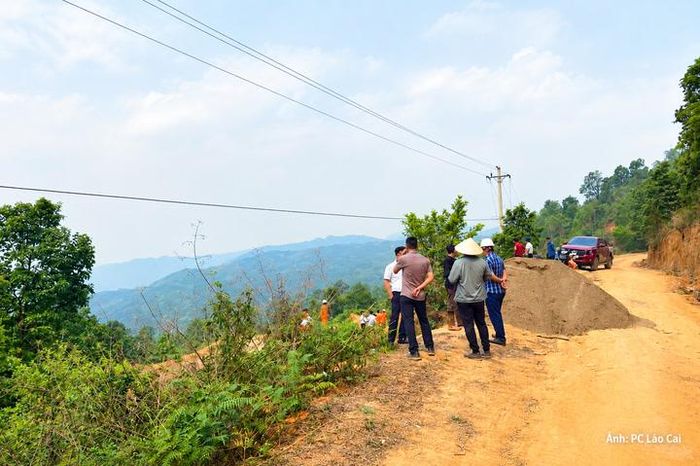  Tuyến đường dây vươn qua địa hình núi cao trùng điệp, minh chứng cho quyết tâm chính trị vượt qua mọi rào cản địa hình. Ảnh: PC Lào Cai