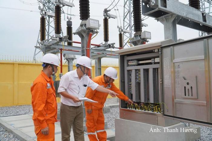 Cán bộ kỹ thuật kiểm tra các thông số, sẵn sàng thao tác đóng điện Trạm biến áp 110kV Đa Mai.