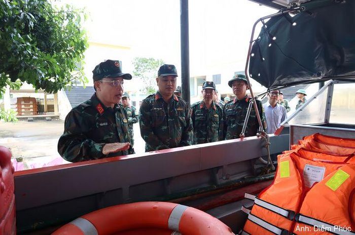 Lãnh đạo Bộ CHQS TP. Đà Nẵng yêu cầu các địa phương chủ động chuẩn bị vật tư, phương tiện ứng cứu. 