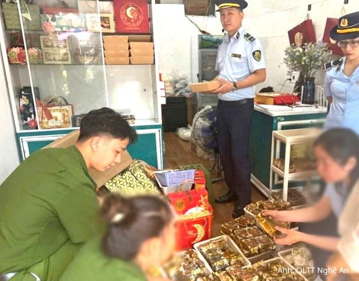 Lực lượng Quản lý thị trường Nghệ An phối hợp với Công an phường Thành Vinh kiểm tra cơ sở kinh doanh bánh trung thu, phát hiện 300 bánh không rõ nguồn gốc, tiến hành xử phạt và buộc tiêu hủy 