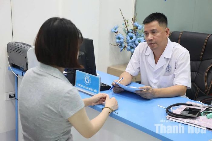 Bác sĩ CKI Văn Đình Hải, Bệnh viện Tâm thần Thanh Hóa, tư vấn cho một người trẻ tại phòng khám ở phường Hạc Thành.
