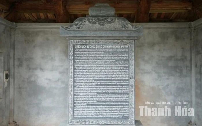 Bia đá tại Khu di tích Lò cao kháng chiến Hải Vân ghi dấu những giá trị lịch sử của công trình đặc biệt này.