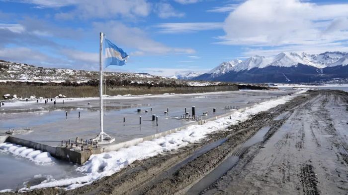 Việc Buenos Aires thúc đẩy trở lại dự án căn cứ hải quân tại Ushuaia diễn ra trong bối cảnh Tổng thống Argentina Javier Milei gần đây nhấn mạnh việc tăng cường năng lực quốc phòng và sự hiện diện của Argentina tại Nam Đại Tây Dương. Ảnh: Tn.com.ar.