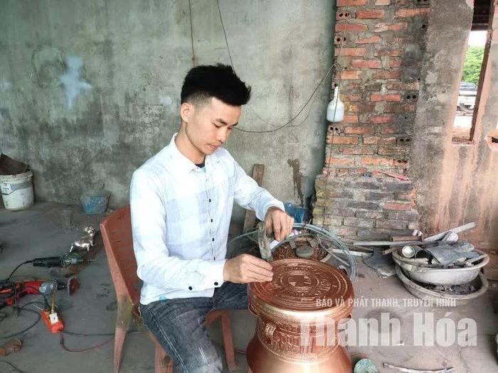 Người thợ làng nghề đúc đồng Trà Đông tỉ mỉ trong công đoạn tạo hoa văn trên khuôn để cho ra những sản phẩm trống đồng tinh xảo.