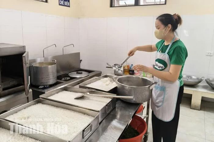 Công tác chuẩn bị bữa ăn bán trú tại Trường Mầm non Hợp Tiến, xã Hợp Tiến.
