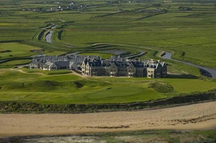 Khu nghỉ dưỡng Trump International Golf Links Doonbeg tại hạt Clare, miền Tây Ireland, bên bờ Đại Tây Dương. Ảnh: The Guardian.
