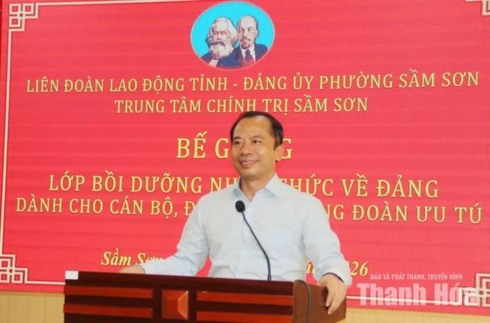 Chủ tịch Liên đoàn Lao động tỉnh Lương Trọng Thành phát biểu tại lễ bế giảng.