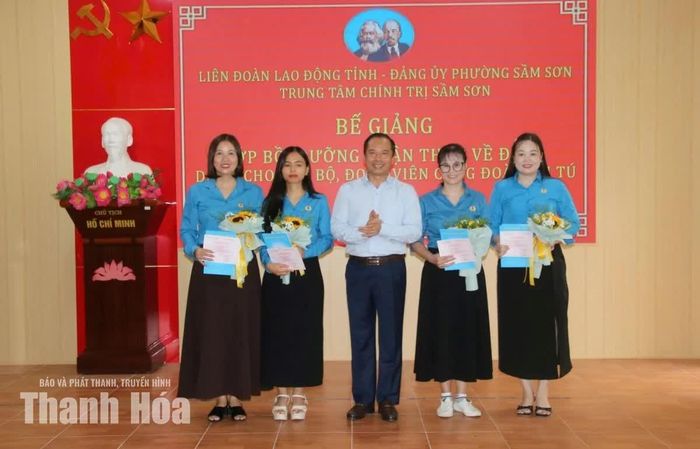 Chủ tịch Liên đoàn Lao động tỉnh Lương Trọng Thành trao giấy chứng nhận cho học viên.