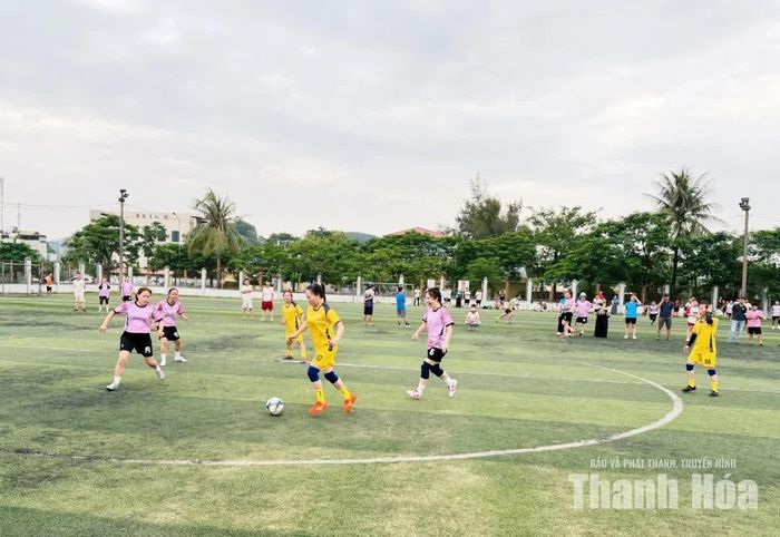 Các nữ vận động viên tranh tài trên sân cỏ.
