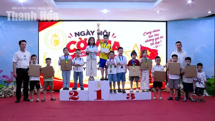 Sau 7 ván đấu, Ban Tổ chức đã trao Cúp, huy chương và các phần thưởng cho những VĐV đạt thành tích cao.
