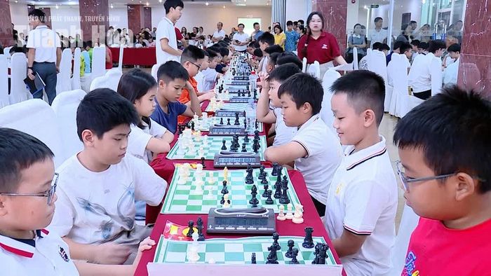 Những cuộc đấu trí thú vị giữa các kỳ thủ tại Ngày hội Cờ vua.