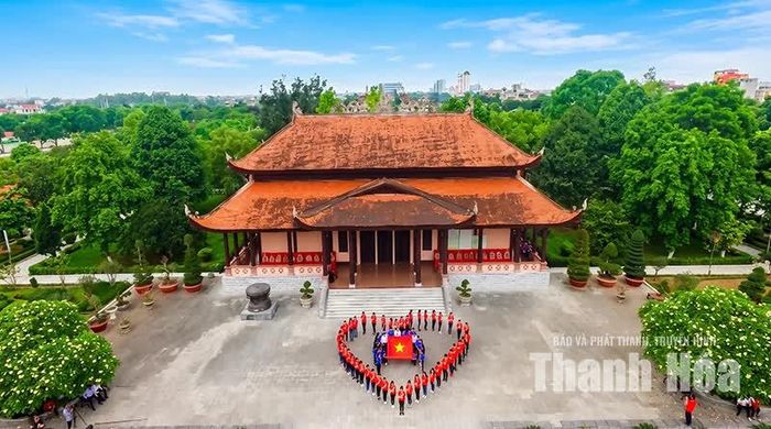 Một cách thể hiện tình yêu Tổ quốc của những người trẻ tại Khu tưởng niệm Chủ tịch Hồ Chí Minh (phường Hạc Thành, Thanh Hóa).