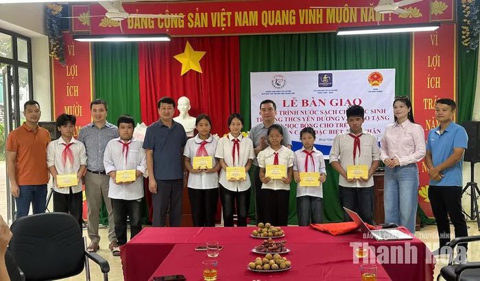 Trao học bổng cho trẻ em có hoàn cảnh đặc biệt, khó khăn trên địa bàn xã Hoạt Giang.