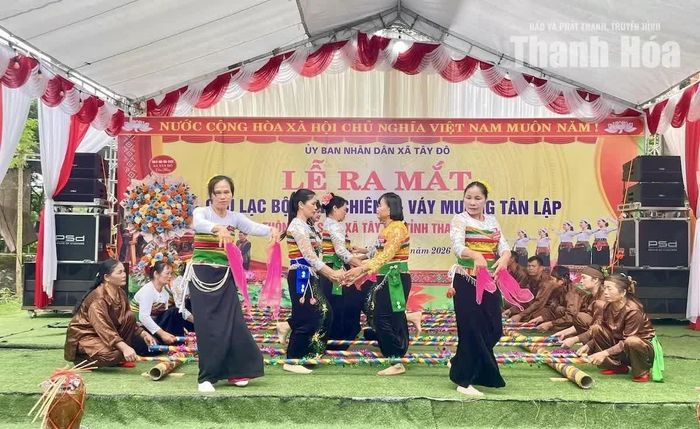 Các thành viên Câu lạc bộ Cồng chiêng - Váy Mường Tân Lập trình diễn tại lễ ra mắt.
