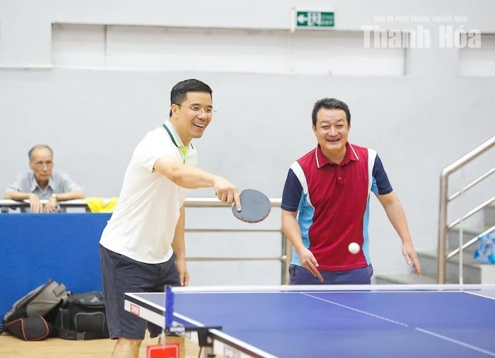 Phó Bí thư Thường trực Tỉnh ủy Nguyễn Hồng Phong thi đấu giao lưu ở nội dung đôi nam.