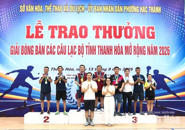 Phó Bí thư Thường trực Tỉnh ủy Nguyễn Hồng Phong và lãnh đạo Sở Văn hóa, Thể thao và Du lịch trao giải cho các vận động viên.