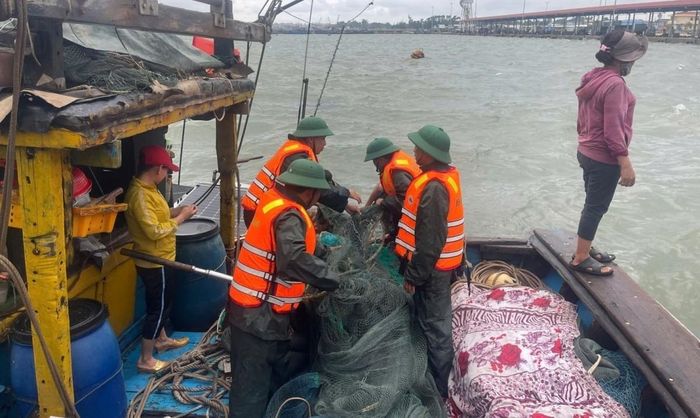 Một tàu cá của ngư dân bị chìm khi đang neo đậu tại khu vực cảng cá Thuận An, thành phố Huế. Lực lượng chức năng đã kịp thời hỗ trợ chủ tàu trục vớt tài sản, ngư lưới cụ. Ảnh: Đ.P