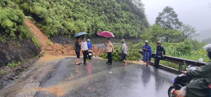 Sạt lở đất tại khu vực Dốc Gió trên tuyến Quốc lộ 49 thuộc xã A Lưới 3, TP Huế. Ảnh: Công an xã A Lưới 3