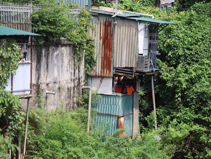 Dọc theo 2 bên sông Nhuệ, hàng loạt các nhà xưởng, nhà tạm kéo dài nhiều km được mọc lên như nấm sau mưa. Điều đáng nói là những tồn tại này không phải mới xuất hiện, mà đã kéo dài trong nhiều năm.