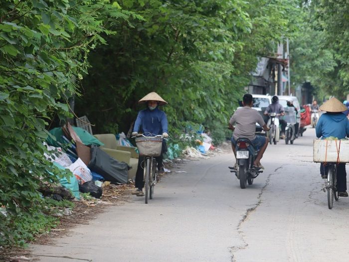 Đoạn qua phường Phú Đô, nhiều điểm bị biến thành điểm tập kết rác thải, phế thải xây dựng...