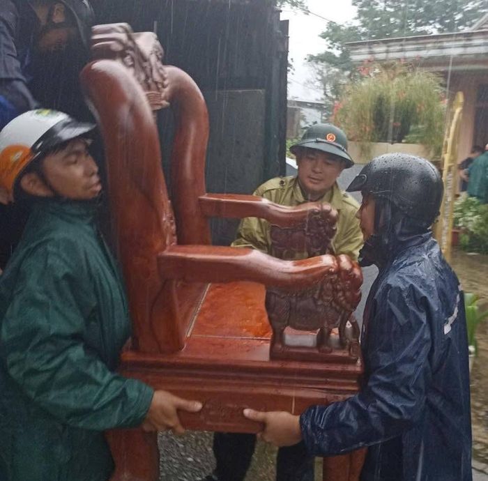 Lực lượng chức năng xã Ba Lòng hỗ trợ người dân di chuyển đồ đạc. Ảnh: UBND xã Ba Lòng