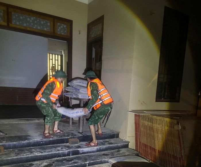 Công tác di dời người dân tại Lao Bảo được triển khai từ đêm 12/9.Ảnh: BĐBP Quảng Trị