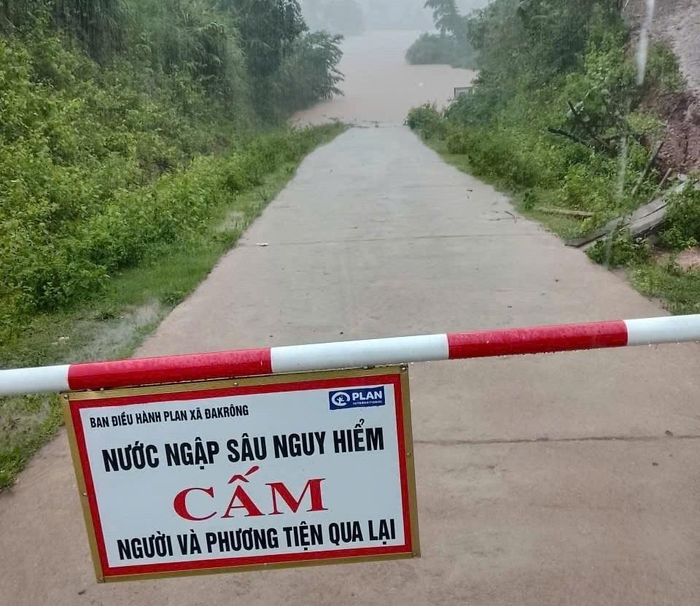Lực lượng chức năng lập rào chắn tại các điểm ngập sâu ở xã Đakrông. Ảnh: UBND xã Đakrông
