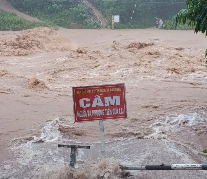 Nước lũ dâng cao tại cầu tràn trên địa bàn xã Đakrông. Ảnh: UBND xã Đakrông