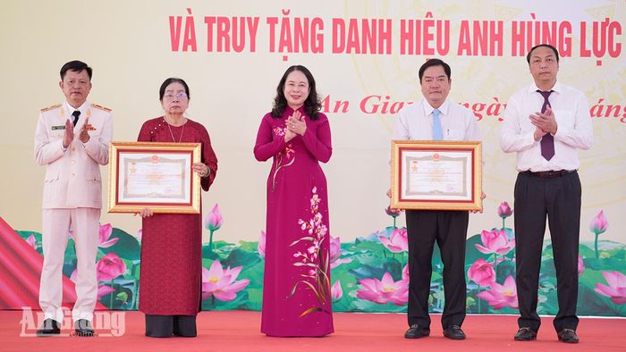Phó Chủ tịch nước Võ Thị Ánh Xuân trao danh hiệu Anh hùng Lực lượng vũ trang nhân dân cho thân nhân đồng chí Lâm Kiên Trì và liệt sĩ Huỳnh Văn Thạnh.