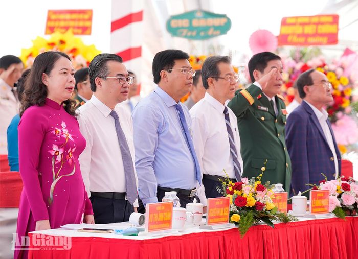 Các đại biểu thực hiện nghi thức chào cờ tại buổi lễ.