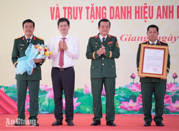 Trung tướng Hồ Văn Thái, Bí thư Đảng ủy, Chính ủy Quân khu 9, trao quyết định và đồng chí Lê Quang Tùng tặng hoa chúc mừng Bộ Chỉ huy Quân sự tỉnh An Giang.