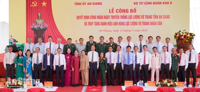 Các đại biểu chụp ảnh lưu niệm.