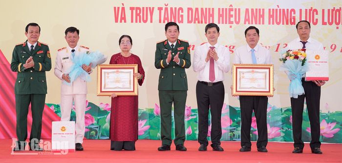 Thượng tướng Nguyễn Văn Gấu và đồng chí Lê Quang Tùng chúc mừng thân nhân đồng chí Lâm Kiên Trì và liệt sĩ Huỳnh Văn Thạnh.