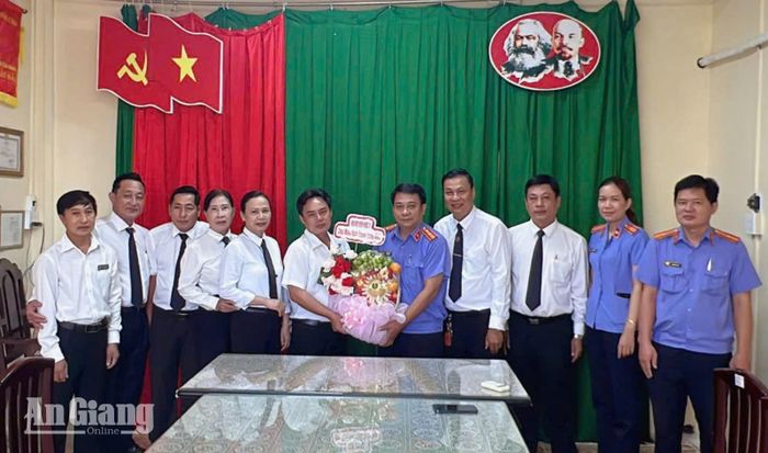 Viện Kiểm sát nhân dân khu vực 7, tỉnh An Giang tặng hoa chúc mừng Tòa án nhân dân khu vực 7 - An Giang nhân Ngày truyền thống Tòa án nhân dân.