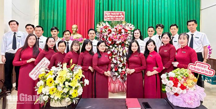 Cán bộ, Công chức, người lao động Tòa án nhân dân khu vực 7 - An Giang chụp ảnh lưu niệm tại buổi họp mặt kỷ niệm Ngày truyền thống Tòa án nhân dân.
