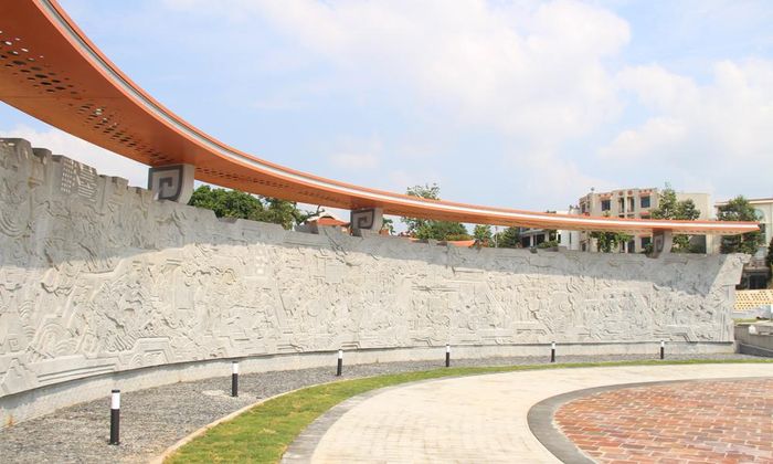 Bức phù điêu khắc họa nét truyền thống văn hoá quê hương Kinh Bắc.