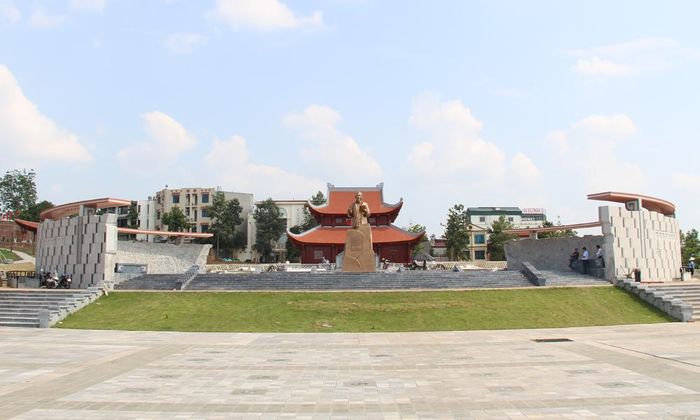 Khu vực trung tâm dự án gồm: Đền thờ Bác Hồ, tượng Chủ tịch Hồ Chí Minh, bức phù điêu, sân kết đoàn...